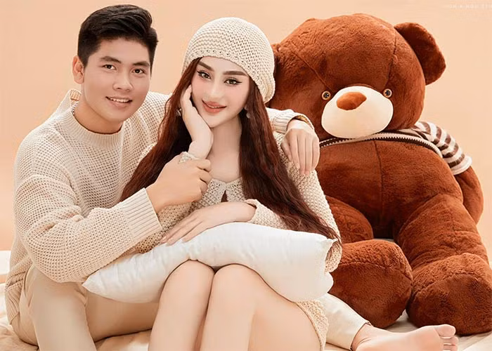Kể từ khi tiết lộ có bạn trai, Lâm Khánh Chi cũng chịu khó chia sẻ hình ảnh thân mật bên trợ lý kém cô 21 tuổi.