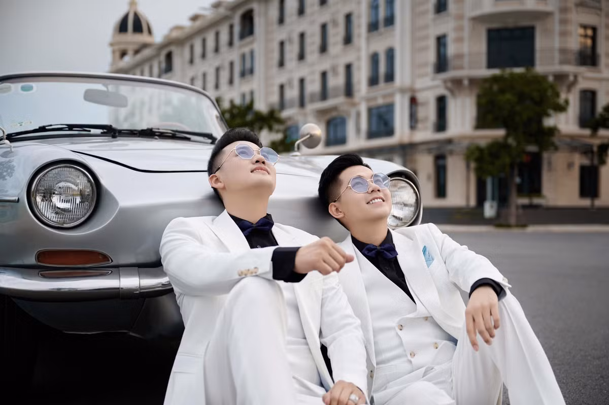Cặp đôi đồng giới chụp ảnh cưới sau gần 2 năm sống chung và đã có hai con song sinh ra đời nhờ thụ tinh nhân tạo.