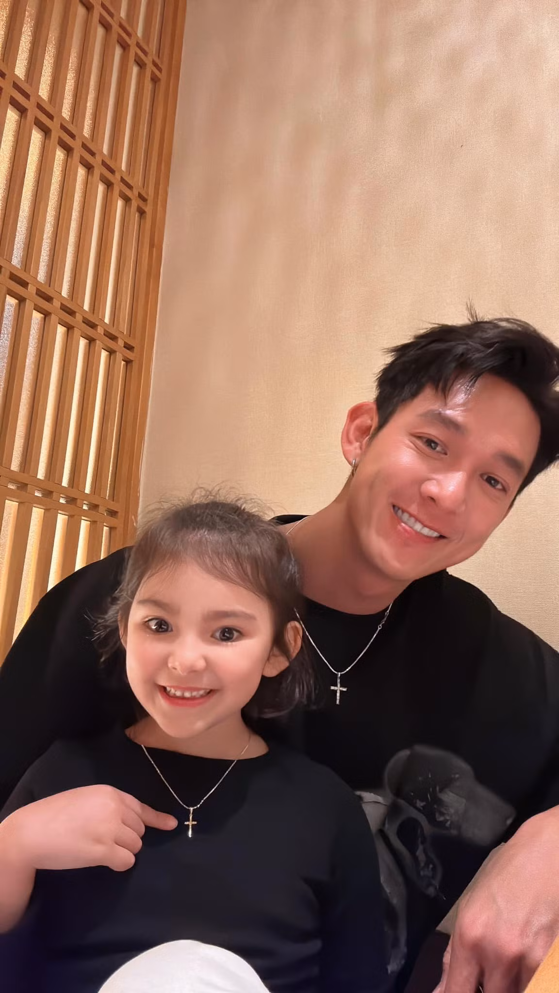 Mới đây, trên trang cá nhân của mình, Song Luân chia sẻ khoảnh khắc ngọt ngào bên cô con gái lai Tây mang tên Nhã Phương.