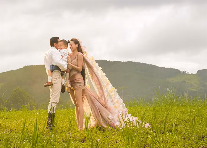 Hồ Ngọc Hà chia sẻ, để có được những cảnh quay đẹp, tự nhiên cùng hai nhóc tì, ê-kíp của cô cũng khá vất vả.