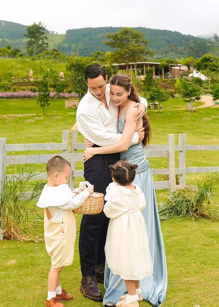 "Kỷ niệm hạnh phúc gia đình. Gặp đúng lúc yêu đúng người - ca khúc được nhạc sĩ Châu Đăng Khoa lấy cảm hứng sáng tác từ tình yêu của Hồ Ngọc Hà - Kim Lý, như một món quà dành tặng nhân dịp tháng sinh nhật gia đình Hồ Ngọc Hà", nữ ca sĩ chia sẻ.