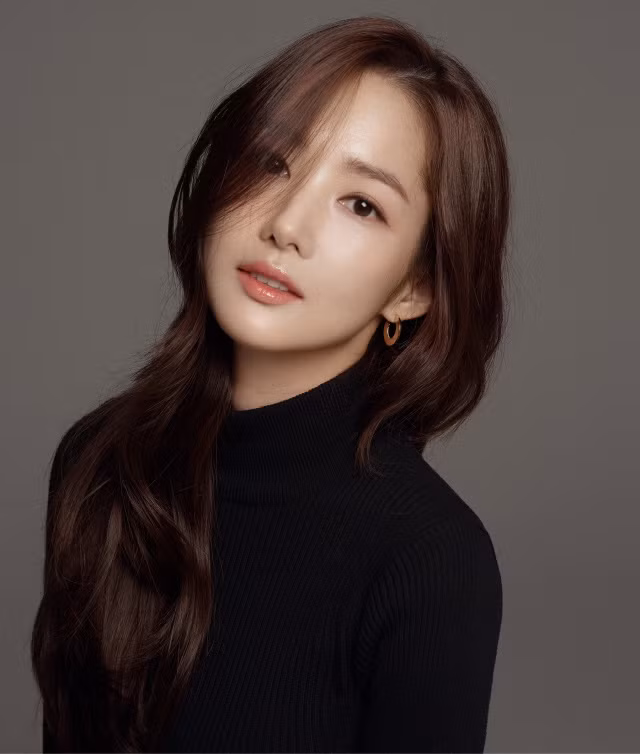 Park Min Young từng tiết lộ bí quyết để giữ cho làn da luôn căng mọng và khỏe mạnh là đắp ít nhất từ 2-3 miếng mặt nạ mỗi ngày. (Ảnh: Instagram)