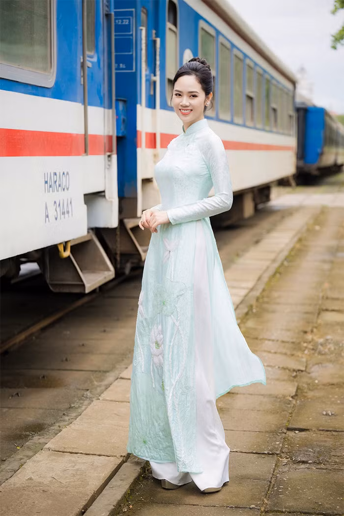 Sau khi đăng quang, Mai Phương đại diện Việt Nam lần đầu tham gia cuộc thi Hoa hậu Thế giới 2002 và xếp thứ 15 chung cuộc.
