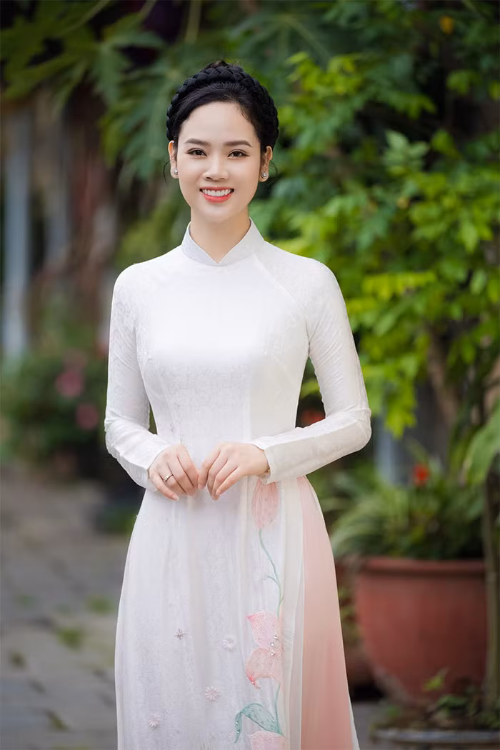 Sau khi du học ở Anh, Hoa hậu Mai Phương trở về Hải Phòng công tác trong ngành hải quan.