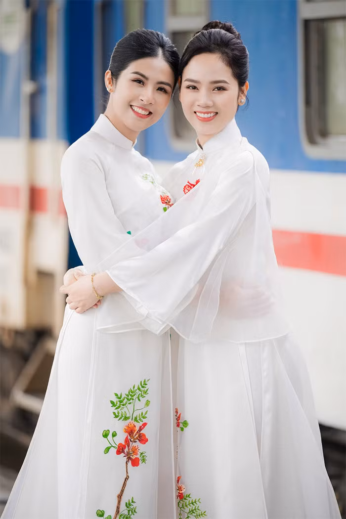 Hai hoa hậu Mai Phương và Ngọc Hân khoe sắc trong tà áo dài trắng.