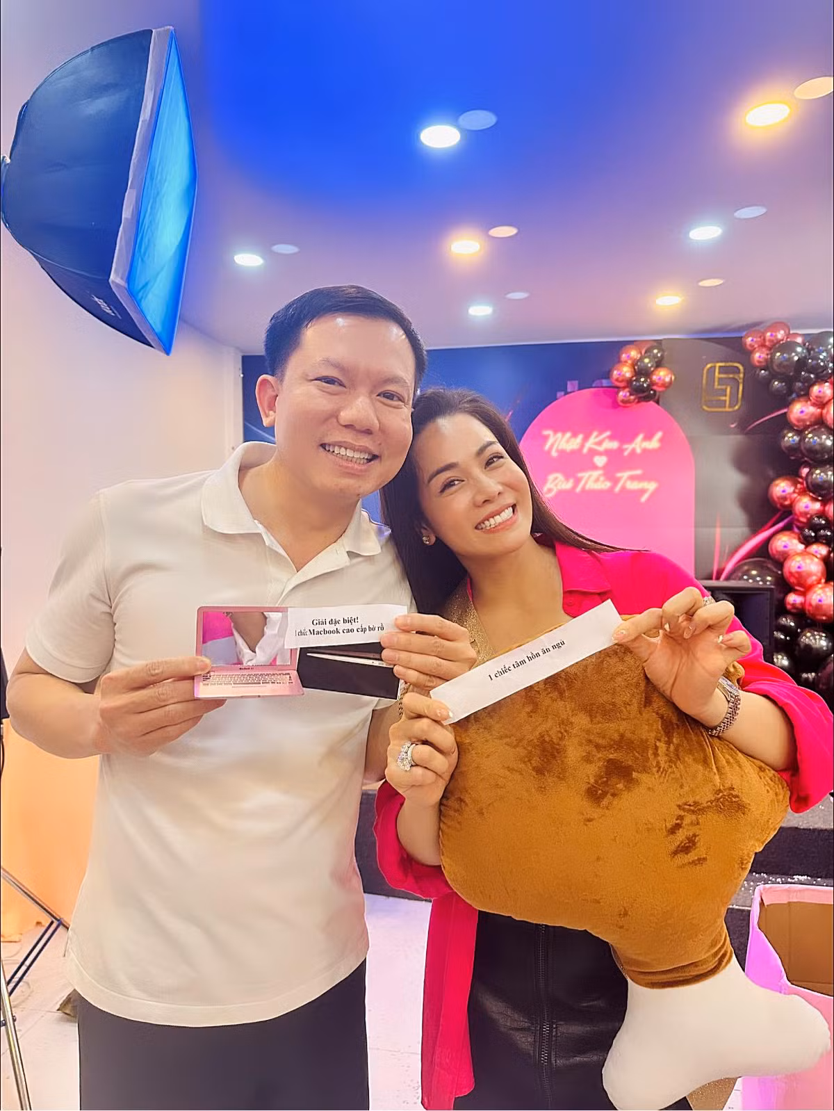 Nhat Kim Anh sinh nhat hoanh trang, duoc tang ca bo hoa vang mieng