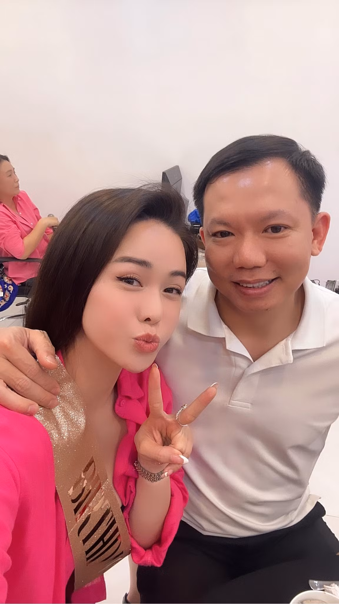 Nhật Kim Anh rạng rỡ bên bác sĩ Cao Hữu Thịnh. Cô có mối quan hệ thân thiết với nhiều người nổi tiếng trong và ngoài lĩnh vực nghệ thuật.