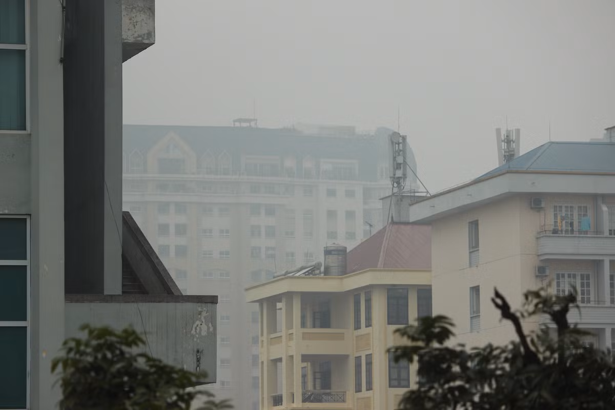 Những tòa nhà cao tầng khác thoát ẩn, thoát hiện trong màn sương mù.