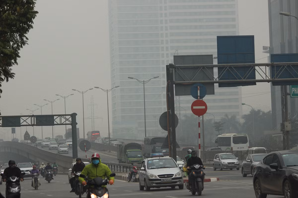 Do sương mù dày đặc và hạn chế tầm nhìn nên các phương tiện tham gia giao thông phải di chuyển từ từ, một số xe máy phải bật đèn chiếu sáng.