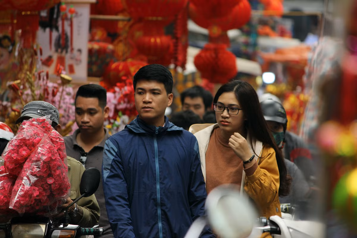 Nhiều bạn trẻ khá thích thú khi đến không gian phố Hàng Mã những ngày cận Tết Nguyên đán.