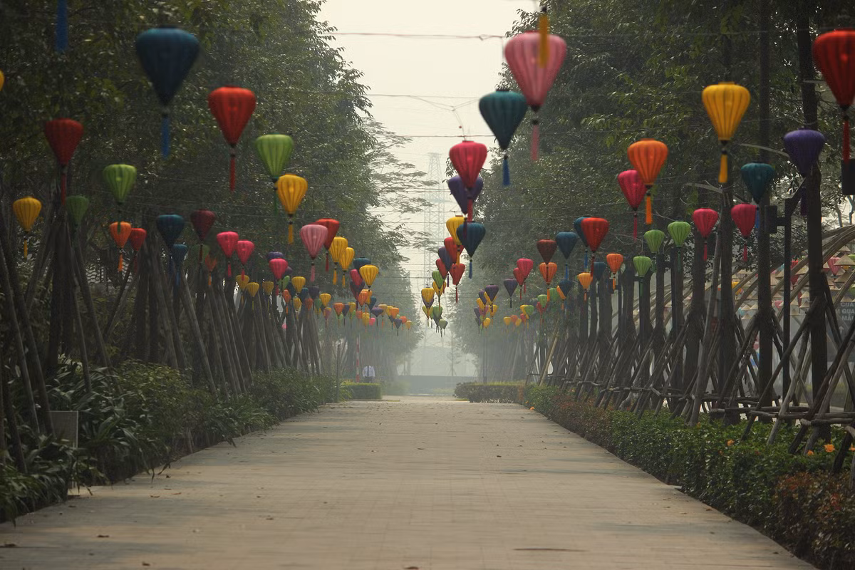 Đèn lồng với nhiều màu sắc khác nhau giăng kín trên một đoạn đường ở một khu đô thị nằm trên đường Lê Trọng Tấn của Hà Nội.