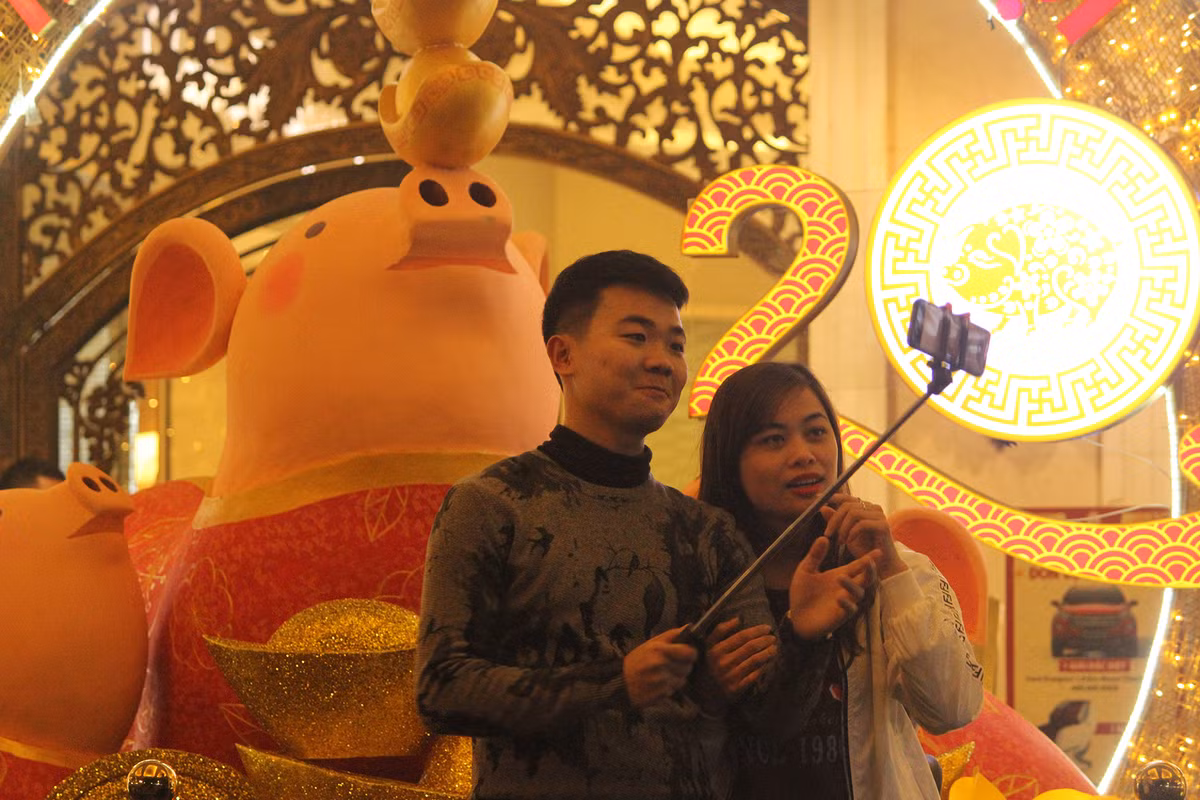 Giới trẻ hào hứng với không khí Tết Nguyên đán, họ tranh thủ lưu lại những khoảnh khắc tuyệt đẹp với nhau để chào đón một năm mới an lành, hạnh phúc.