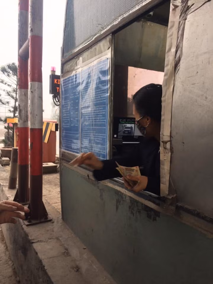Hình ảnh tài xế mua vé khi qua trạm BOT này "hiếm" khi bắt gặp.