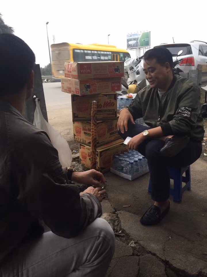 Tài xế liên tục tiếp tế thực phẩm đến trạm BOT Bắc Thăng Long - Nội Bài để phản đối việc thu phí hộ tuyến tránh TP Vĩnh Yên.