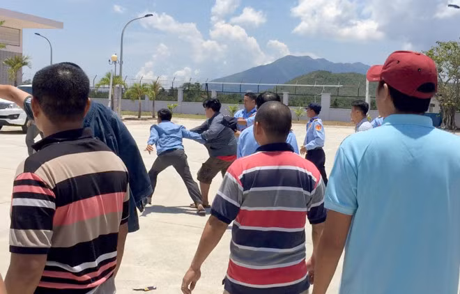 Thời điểm diễn ra sự phản đối, một tài xế bức xúc đã đuổi đánh nhân viên trạm BOT này. Ảnh: Zing.vn.