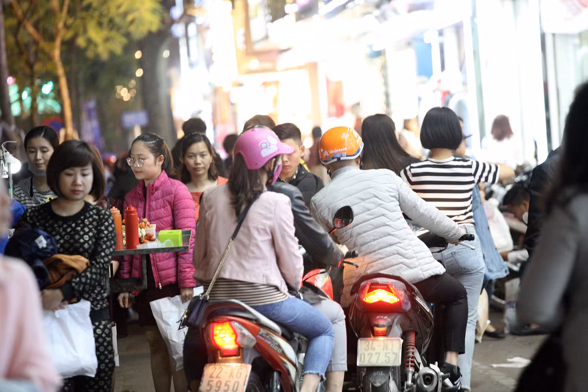 Phố Chùa Bộc (Hà Nội), là một trong những địa điểm mua sắm được hàng nghìn bạn trẻ ở Hà Nội yêu thích. Những ngày cận Tết Nguyên đán Kỷ Hợi 2019, các chủ cửa hàng ở đây đồng loạt giảm giá nên càng thu hút giới trẻ đổ xô nhau đến.