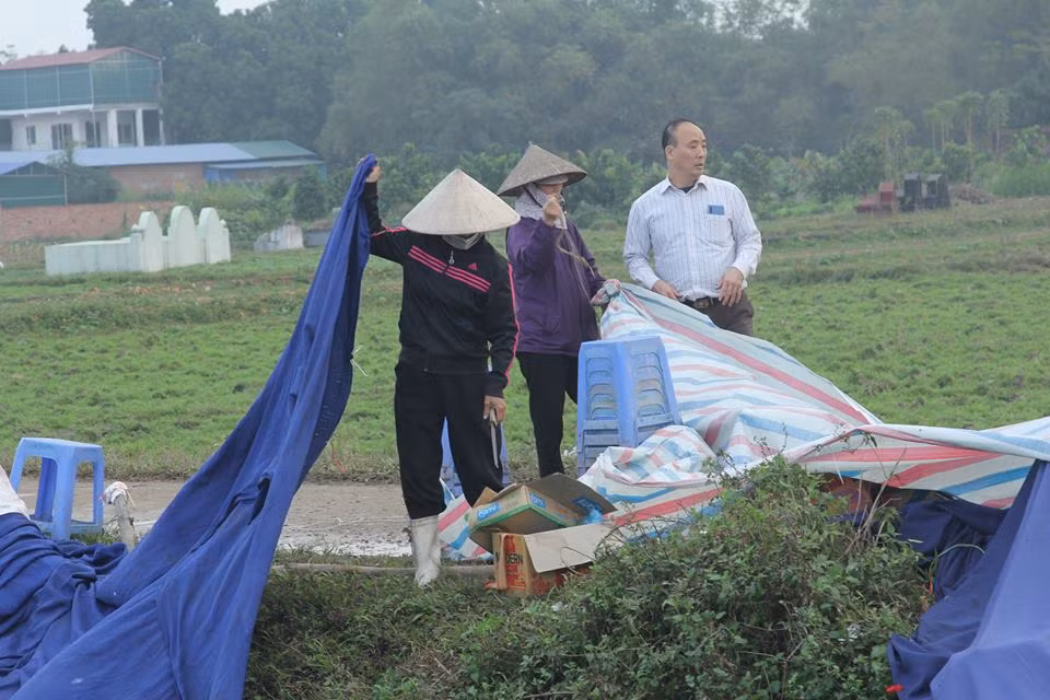 Nguoi dan tu thao leu bat, khong con chan xe rac o Soc Son