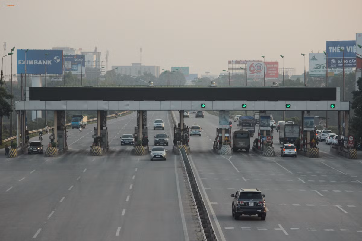 Từ thời điểm đó cho đến ngày 18/1/2019, trạm BOT Bắc Thăng Long - Nội Bài vẫn xả trạm, tài xế đi qua đây không trả phí. Thậm chí, nhiều tài xế còn thay nhau “cắm chốt” ở trạm BOT này.