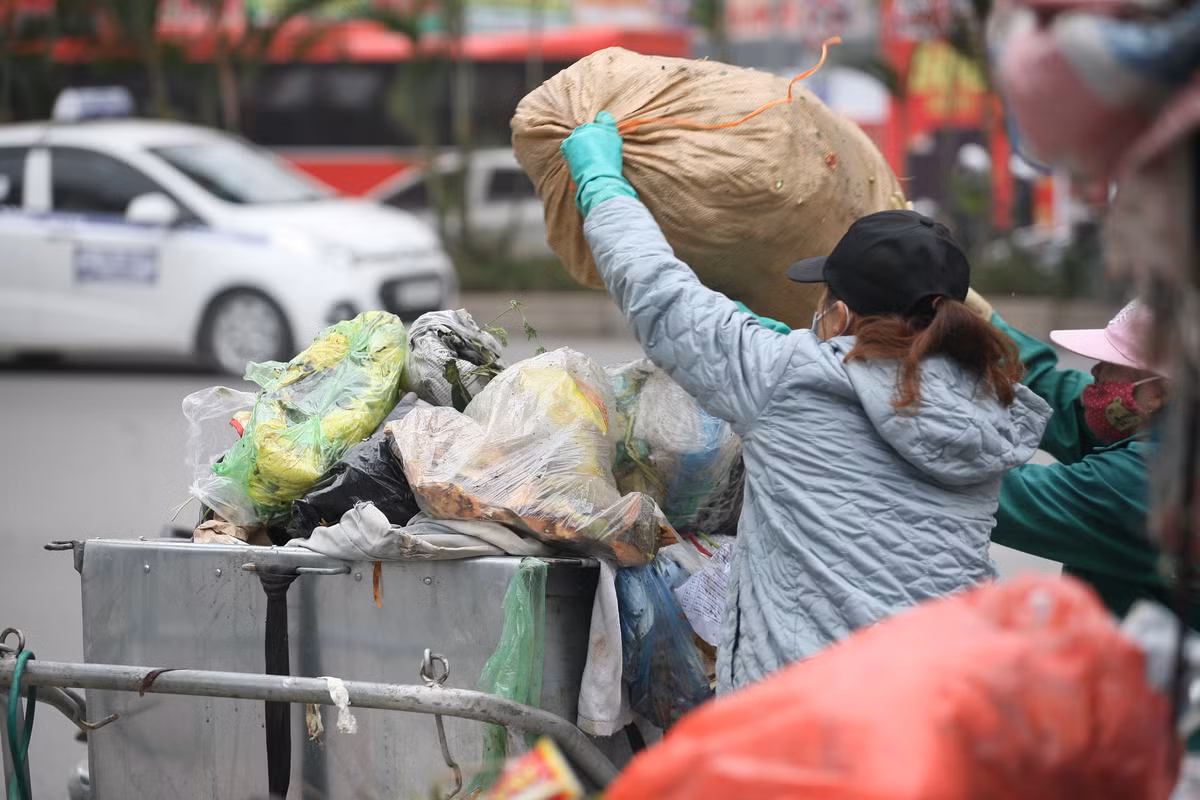 Rác cũ chưa kịp xử lý thì người dân đã thải rác mới ra.