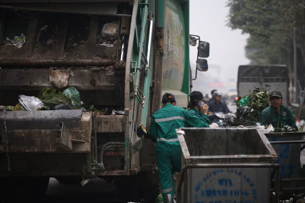 Trước đó, ngày 13/1, Phó Chủ tịch UBND TP Hà Nội Nguyễn Thế Hùng đã ký công văn hỏa tốc gửi các sở ngành, UBND huyện Sóc Sơn giao nhiệm vụ cụ thể thực hiện công tác giải phóng mặt bằng vùng ảnh hưởng môi trường bán kính 500 mét khu liên hợp xử lý chất thải Sóc Sơn (huyện Sóc Sơn, Hà Nội).