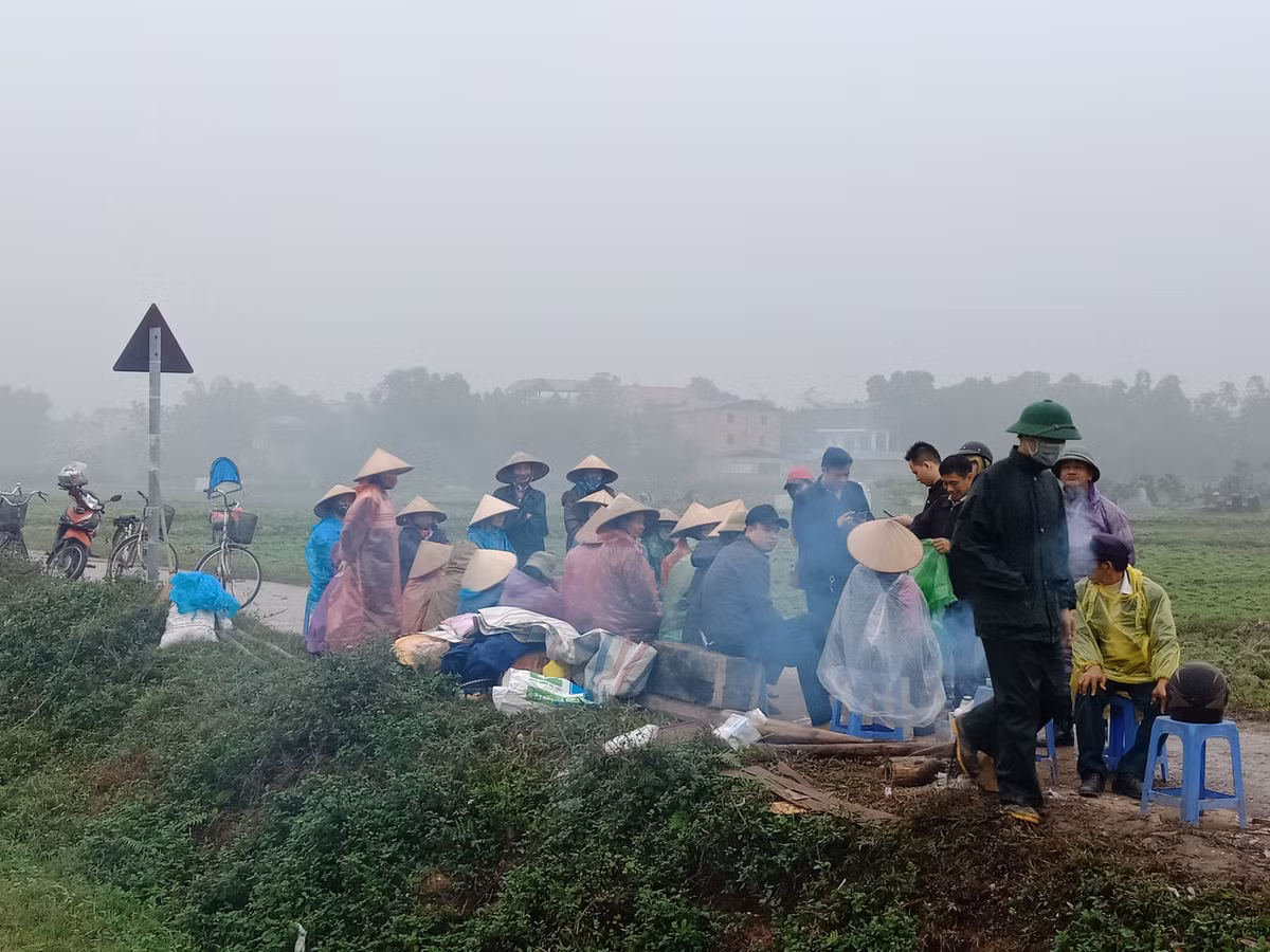 Người dân tập trung nhau rất đông và chặn tất cả các xe rác di chuyển vào khu xử lý.