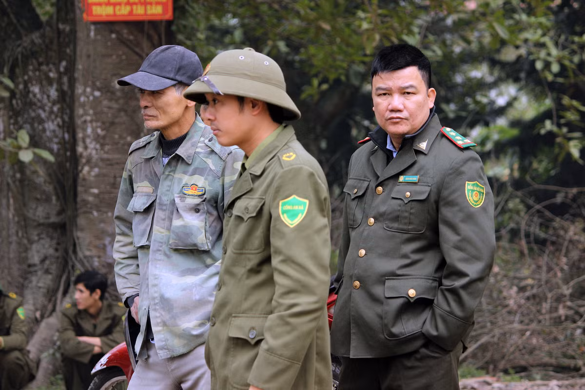 Lực lượng Công an xã, Kiểm lâm cùng nhiều lực lượng khác có chức năng nhiệm vụ liên quan được phân công làm nhiệm vụ an ninh, trật tự trong sáng nay để việc chặt cây sưa diễn ra an toàn, thuận lợi.