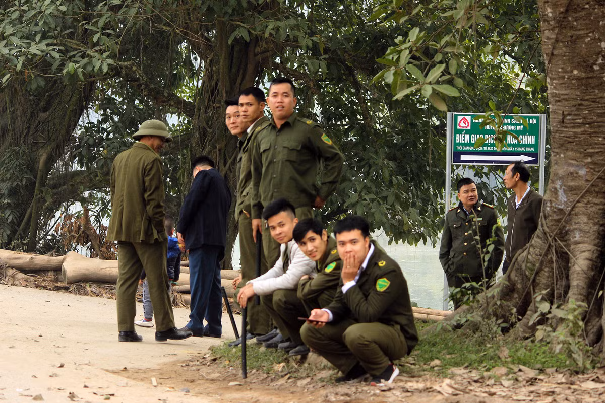Công an xã túc trực khắp các đoạn đường xung quanh đình Phụ Chính.