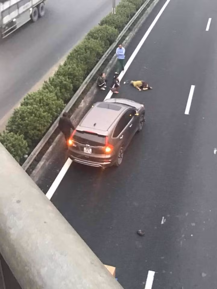 Nguoi dan ong bi dam chet khi di bo qua cao toc Phap Van