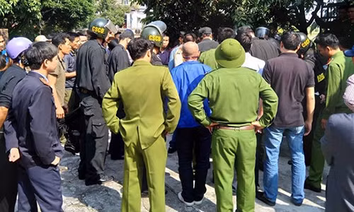 Canh sat khong che ong bo “ngao da” be con di giua duong Ha Noi