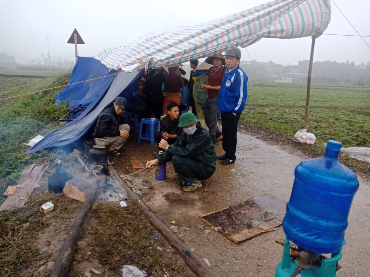 Thời tiết trong sáng nay ở Sóc Sơn có mưa nhỏ, tuy nhiên người dân địa phương vẫn “cắm chốt” ở các đường dẫn vào khu bãi rác Nam Sơn.