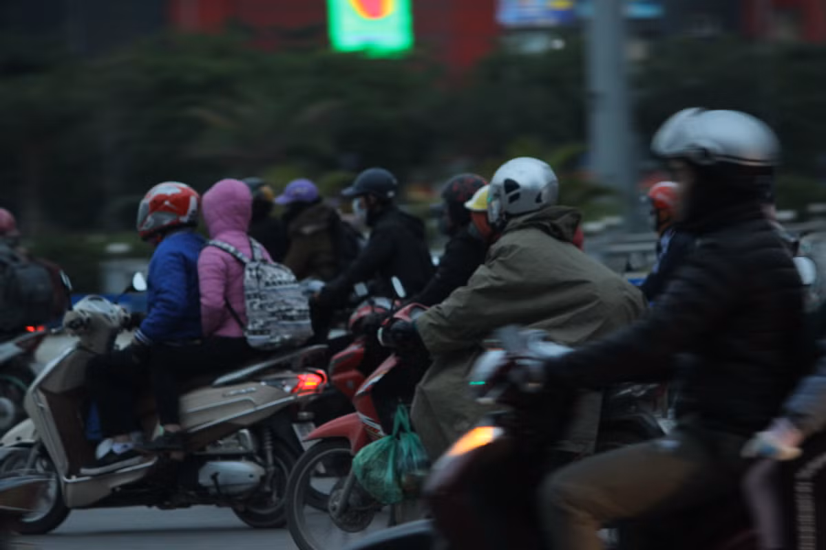 Một số người mặc cả áo mưa để chống lạnh trên "hành trình" về Hà Nội sau kỳ nghỉ Tết Dương.