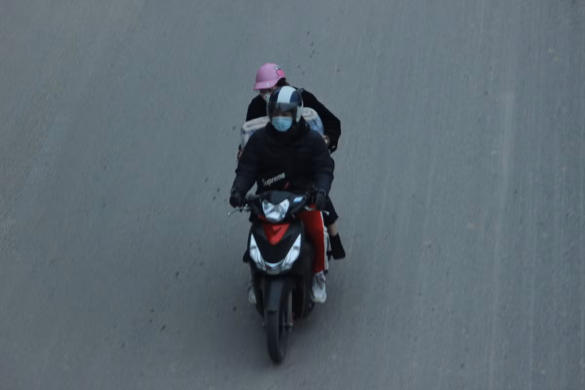 Người dân di chuyển trên tuyến đường Đại lộ Thăng Long hướng về trung tâm TP Hà Nội.