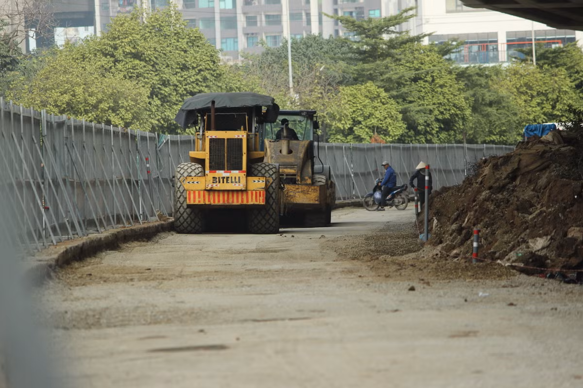 Trên cơ sở mặt bằng hiện trạng, xén dải phân cách giữa mở rộng mặt đường Phạm Hùng đảm bảo phần xe chạy mỗi hướng chiều rộng khoảng 17m (34m cả 2 chiều - PV)