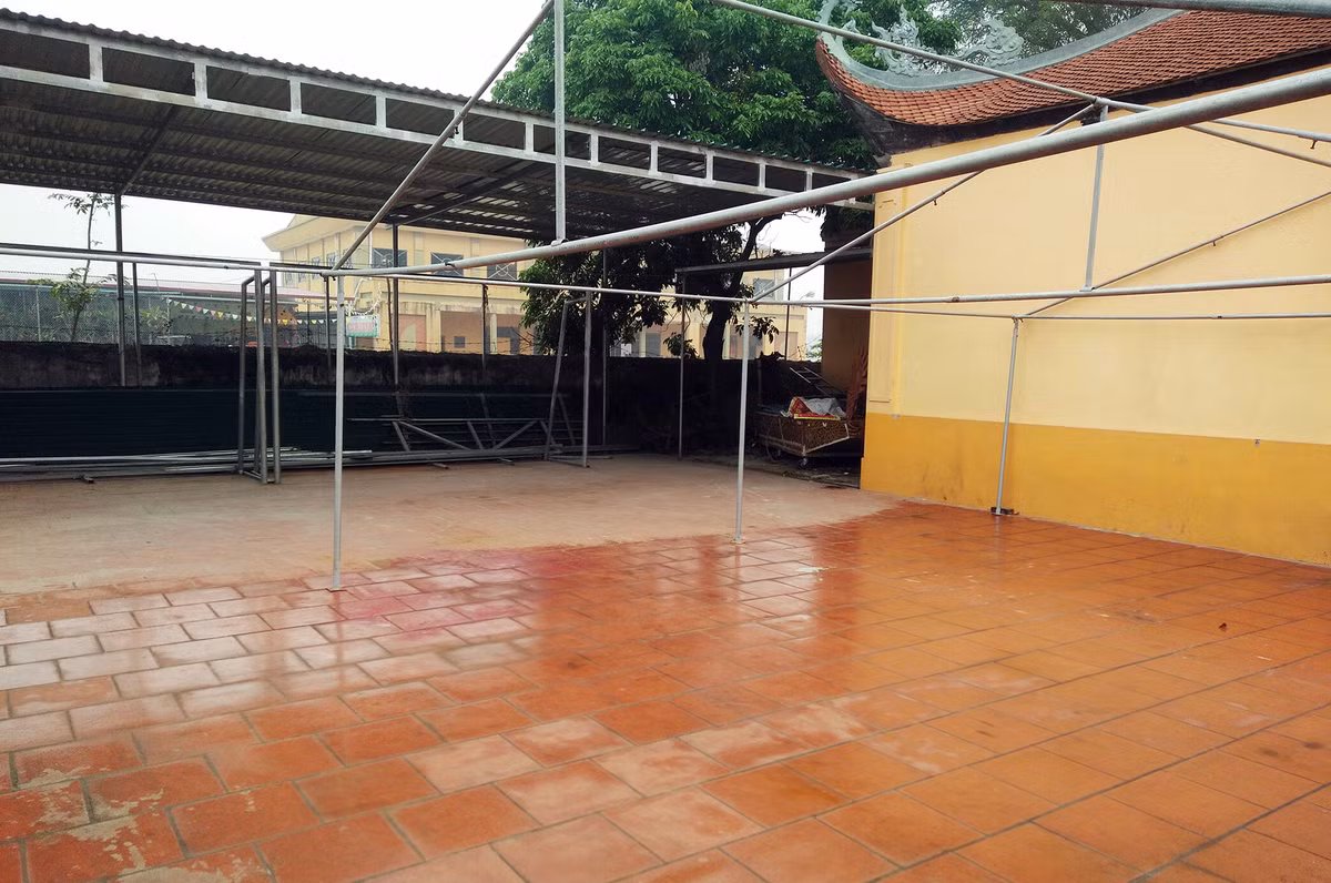 Bên phía góc phải của đình Ném Thượng là nơi sẽ diễn ra nghi thức chém lợn có khung bạt sắt đã được dựng lên sẵn để quây bạt thực hiện nghi lễ chém lợn.