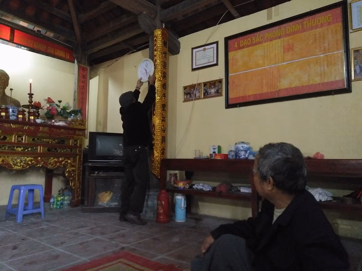Các cụ cao niên trong làng cùng nhau chỉnh trang lại các đồ đạc bên trong đình làng Ném Thượng cho gọn gàng hơn để chuẩn bị cho một mùa lễ hội.