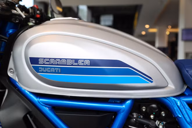 Bình xăng dung tích 13,5 lít trên Ducati Scrambler Cafe Racer có nhiều đường nét cơ bắp hơn, tương tự Ducati Scrambler 1100. Khối lượng khô của xe ở mức 180 kg.