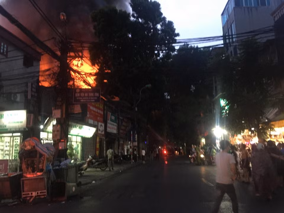 Hà Nội: Đang cháy lớn tại Đê La Thành, lửa lan nhanh - Hình 3 Ha Noi: Dang chay lon tai De La Thanh, lua lan nhanh-Hinh-3