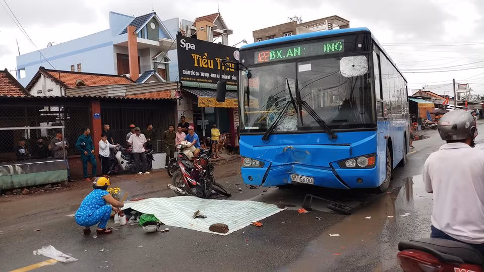Hien truong xe may tong truc dien xe buyt dip nghi le 2/9