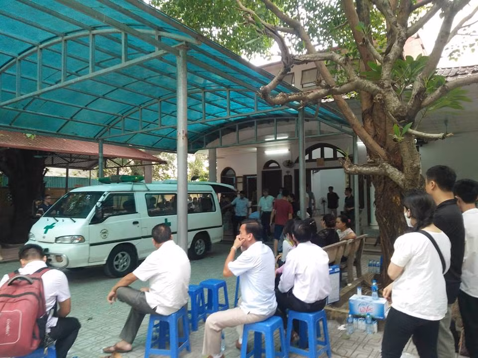 Nghi vấn ban đầu có thể do sốc thuốc. Nhiều người thân của các nạn nhân quá buồn bã vẫn chưa thể trả lời phỏng vấn, họ cho biết cũng chưa nắm rõ được vụ việc. 