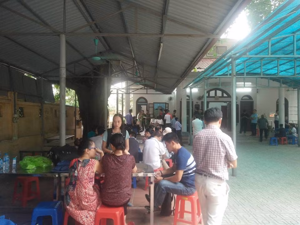 Ghi nhận PV Kiến Thức lúc 11h30 ngày 17/9, Công an quận Tây Hồ đang phối hợp với Phòng Cảnh sát hình sự Công an TP Hà Nội và một số đơn vị chức năng có mặt tại Bệnh viện E, Hà Nội để khám nghiệm tử thi, điều tra nguyên nhân cái chết.