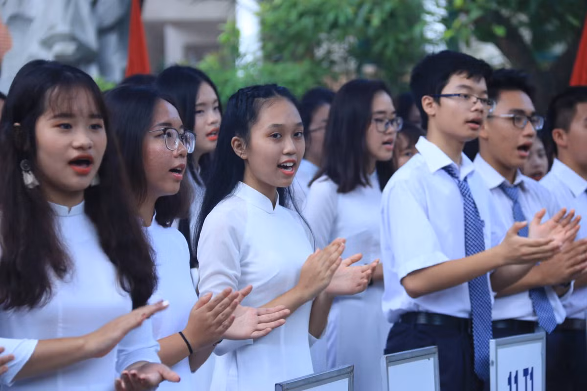 Chu tich nuoc du le khai giang o Truong THPT Chu Van An-Hinh-6