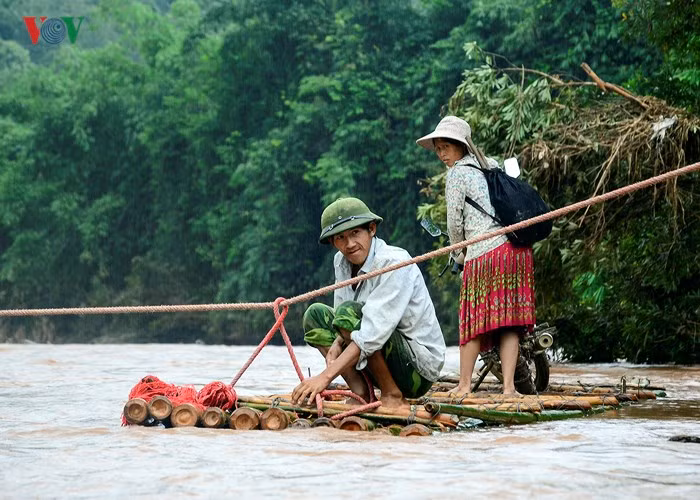 Van con canh hoc sinh chui tui nilon vuot suoi lu toi truong-Hinh-2