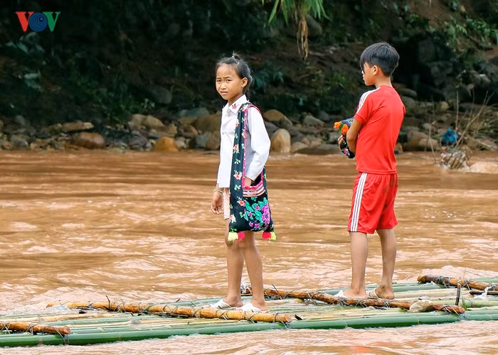 Van con canh hoc sinh chui tui nilon vuot suoi lu toi truong-Hinh-17