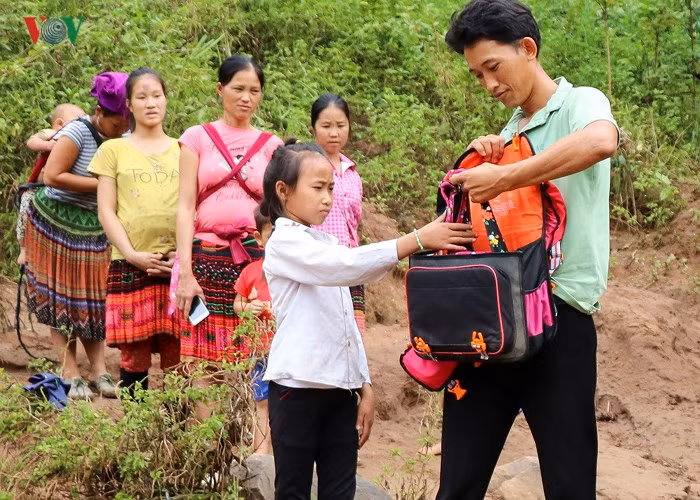 Van con canh hoc sinh chui tui nilon vuot suoi lu toi truong-Hinh-4