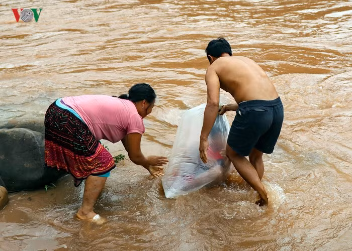 Van con canh hoc sinh chui tui nilon vuot suoi lu toi truong-Hinh-8