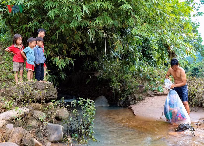 Van con canh hoc sinh chui tui nilon vuot suoi lu toi truong-Hinh-14