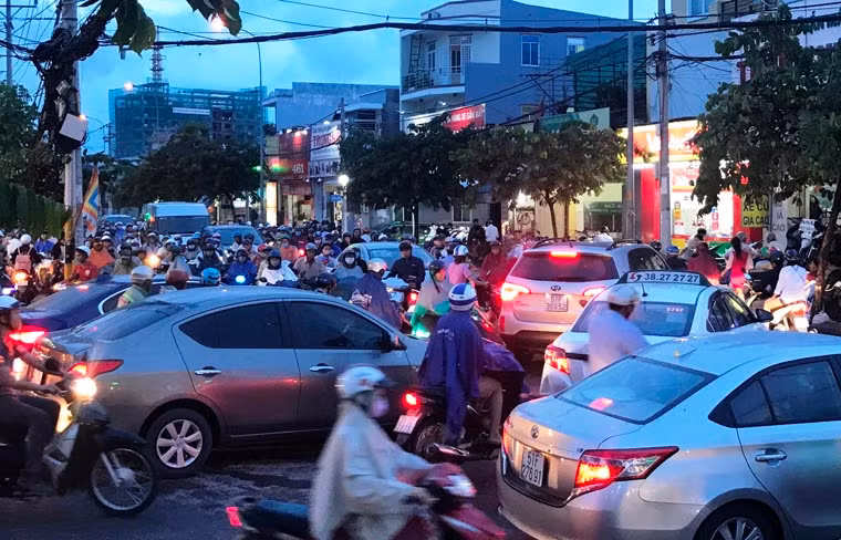 Tuy nhiên, do nút giao giữa đường Kha Vạn Cân và đường Trường Thọ (đoạn thuộc phường Linh Đông, quận Thủ Đức) không có đèn tín hiệu và lực lượng điều tiết nên đã gây xung đột giữa các làn xe từ nhiều hướng đổ đến.