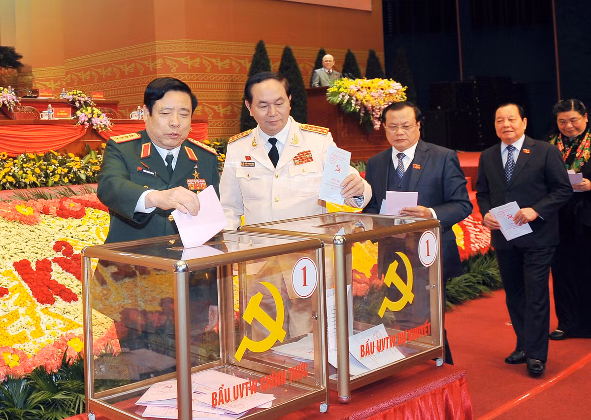 Bộ trưởng Bộ Quốc phòng Phùng Quang Thanh và Bộ trưởng Bộ Công an Trần Đại Quang tại phiên bỏ phiếu.
