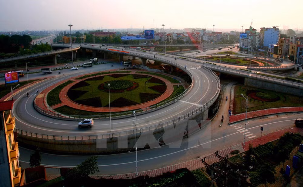 Đường lên cầu Vĩnh Tuy, Hà Nội. (Ảnh: Huy Hùng/TTXVN)