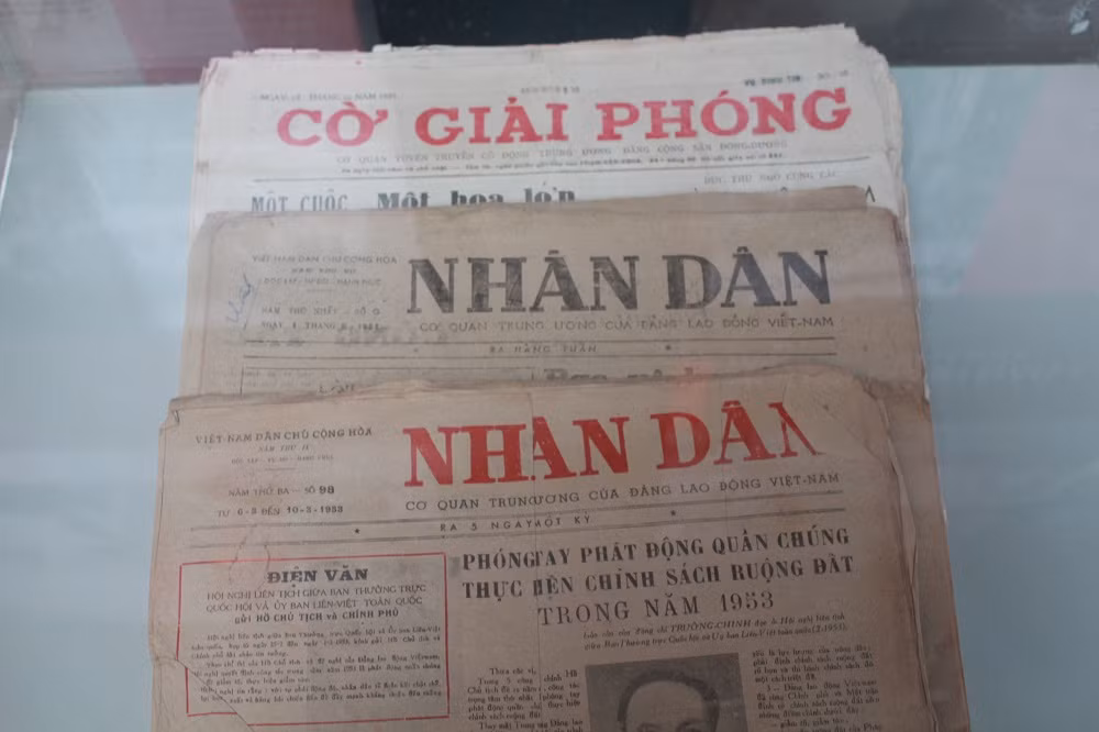 Tập hợp Báo Cờ giải phóng và báo Nhân dân.
